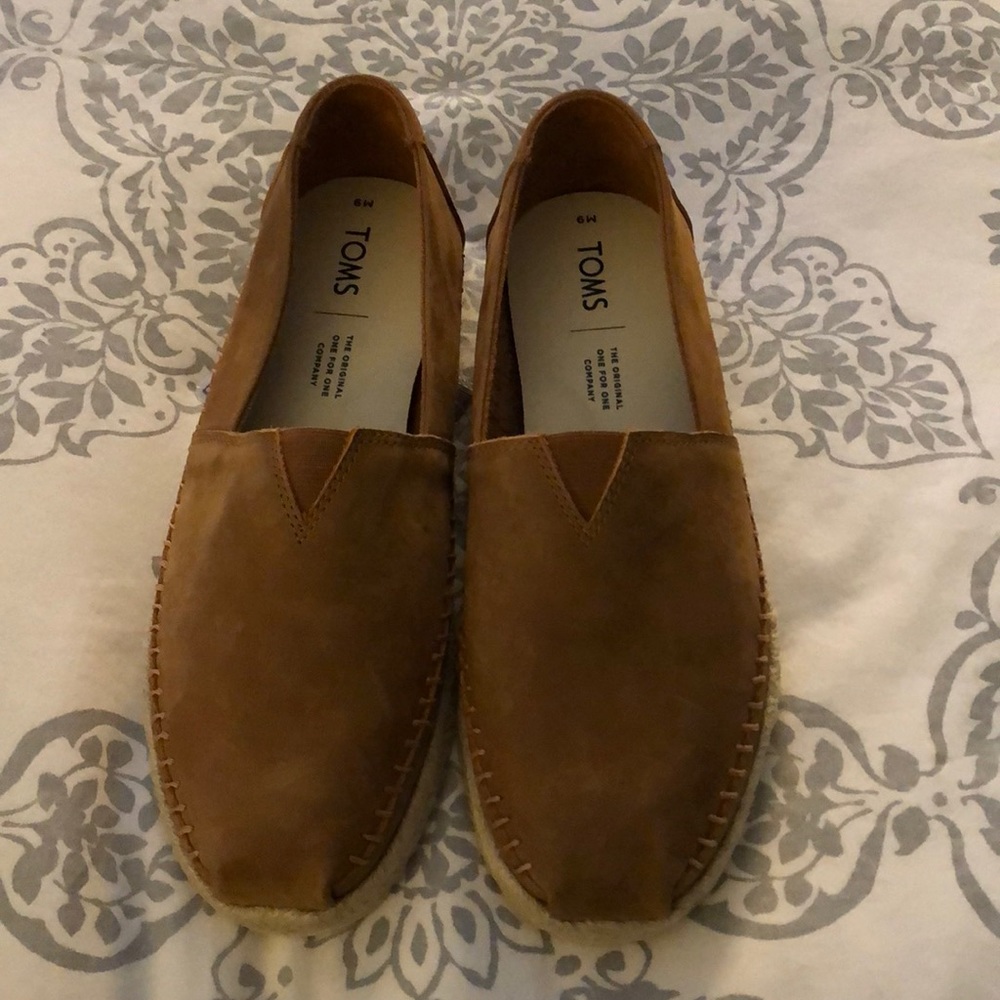 NWOT Toms Tan Nubuck Slides